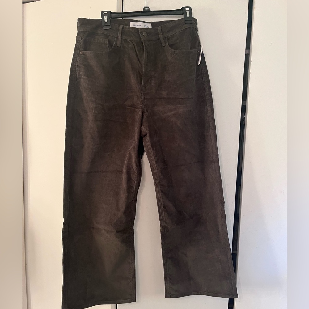 NWT Old Navy olive green corduroy crop pants. Size 12